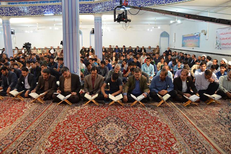 شرکت کارکنان شرکت نفت لرستان در جلسه تفسیر قرآن + عکس