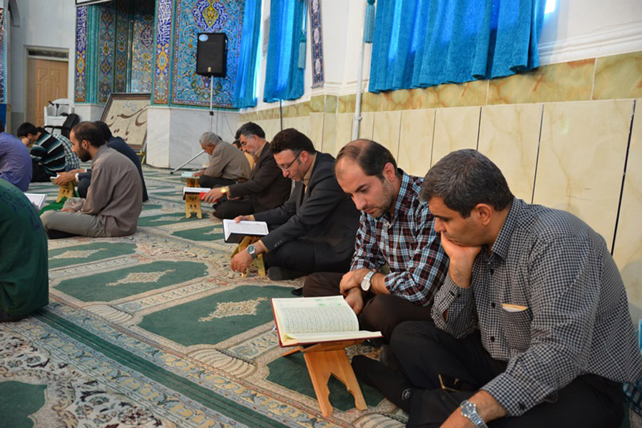 شرکت کارکنان شرکت نفت لرستان در جلسه تفسیر قرآن + عکس