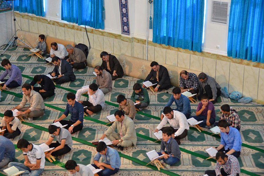 شرکت کارکنان شرکت نفت لرستان در جلسه تفسیر قرآن + عکس