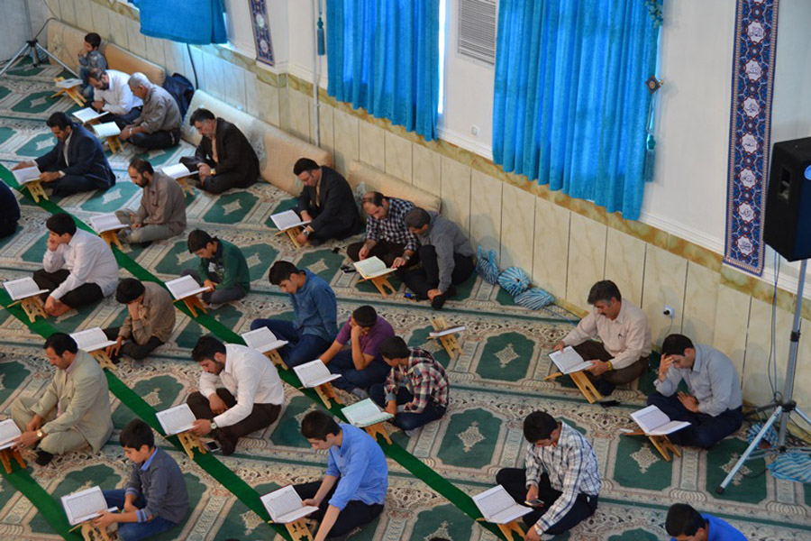 شرکت کارکنان شرکت نفت لرستان در جلسه تفسیر قرآن + عکس