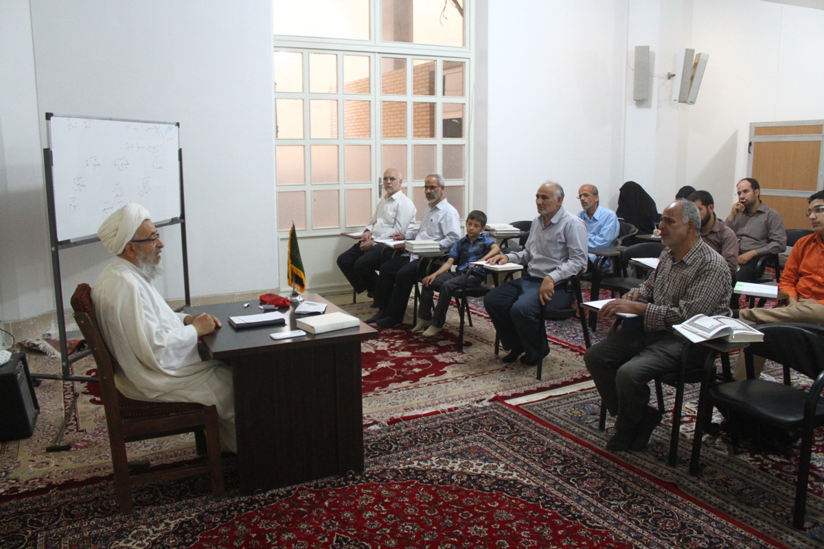 آیتالله محمدجواد مروجی طبسی، مفسر قرآن کریم در جلسه تفسیر آیتالله محمدجواد مروجی طبسی، مفسر قرآن کریم در جلسه تفسیر