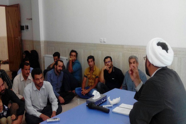 نشست استعدادیابی و نشاط معنوی در مؤسسه حضرت معصومه(س) میبد نشست استعدادیابی و نشاط معنوی در مؤسسه حضرت معصومه(س) میبد