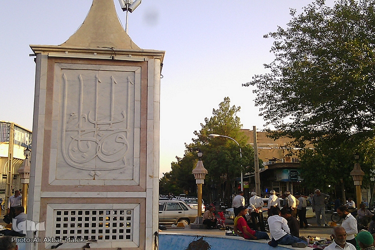 بازاری آشفته در میدان اسرار سبزوار با المان سقای دشت کربلا
