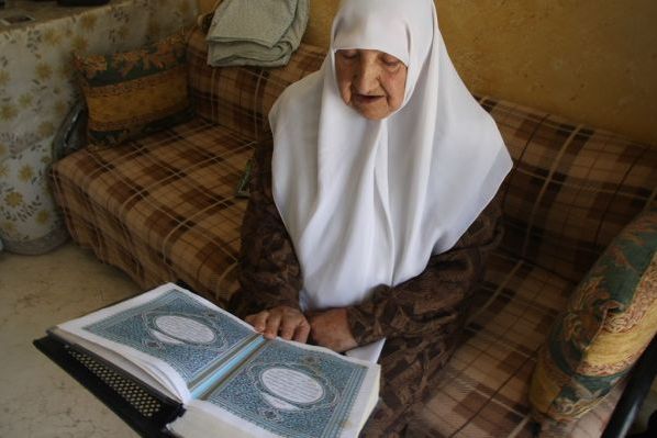 بانوی بی‌سواد 85 ساله فلسطینی حافظ کل قرآن شد
