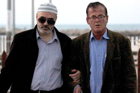 کمک شهروند مسیحی به روشندل فلسطینی برای اقامه نماز در مسجد