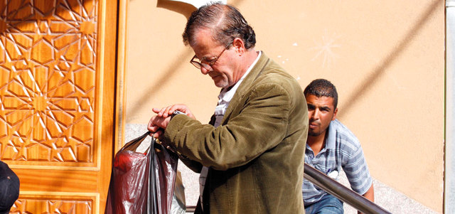 کمک شهروند مسیحی به روشندل فلسطینی برای اقامه نماز در مسجد
