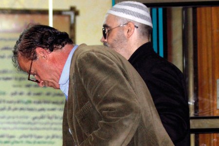 کمک شهروند مسیحی به روشندل فلسطینی برای اقامه نماز در مسجد