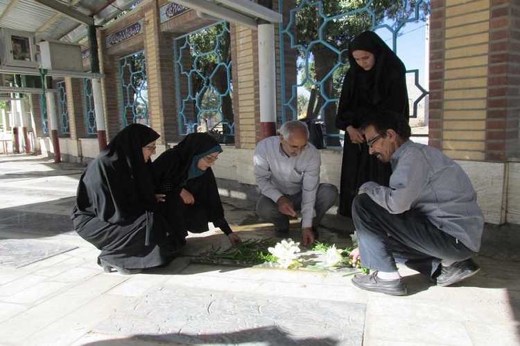 خبرنگاران خمین بیت تاریخی امام خمینی(ره) را گلباران کردند