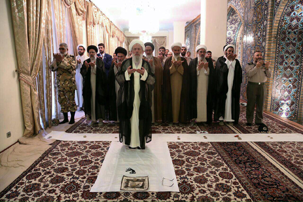 نماز جماعت آیت الله ری شهری نماز جماعت آیت الله ری شهری