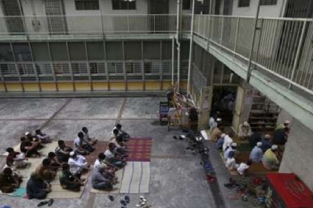 مسلمانان هنگ‌کنگ ناگزیر از روی آوردن به مساجد موقت + عکس