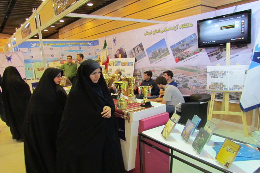 بازدید کاروان قرآنی لرستان از نمایشگاه هفته فرهنگی + عکس