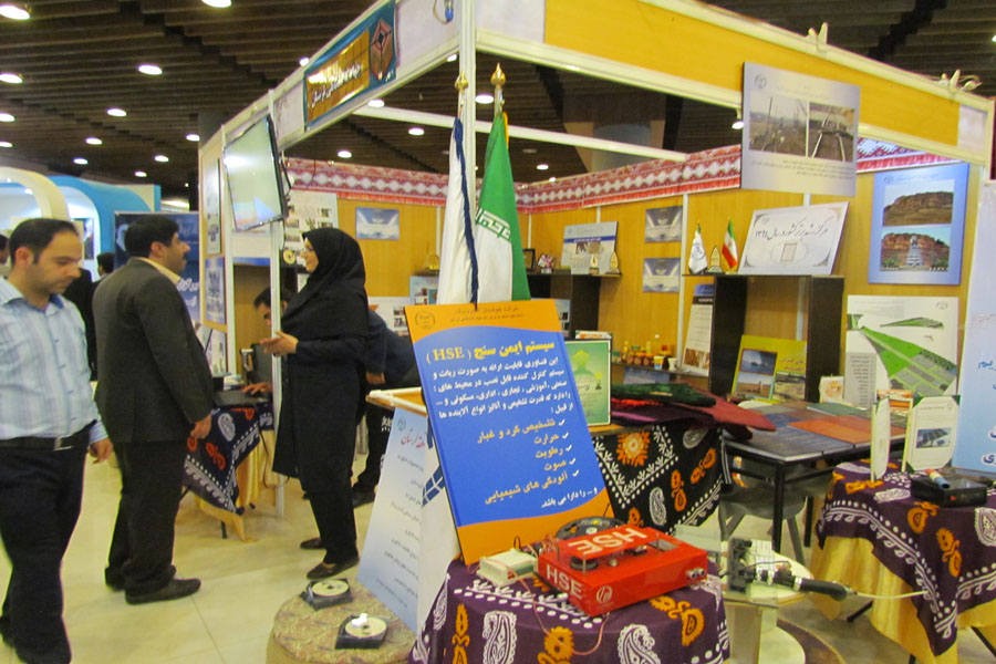بازدید کاروان قرآنی لرستان از نمایشگاه هفته فرهنگی + عکس