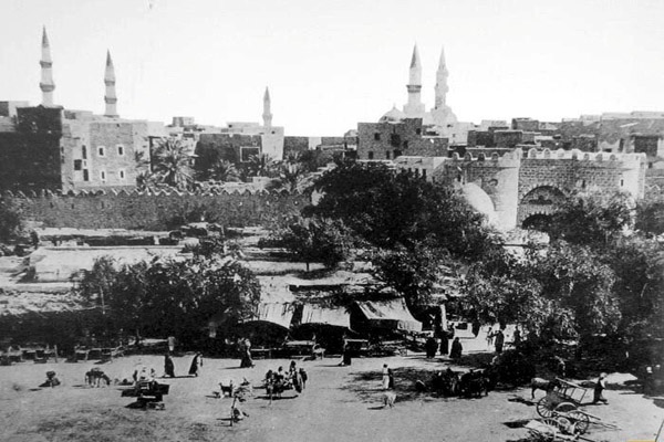 یکی از قدیمی‌ترین عکس‌های مدینه‌النبی/ تصویر منشاوی کنار پدر و پسر