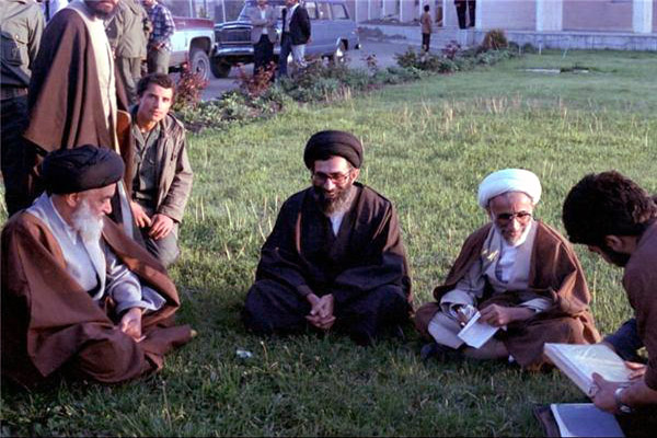 عکسی نایاب از استاد علی محمود/ تصویری متفاوت از رهبر/ فیلم کوتاه از قر منشاوی عکسی نایاب از استاد علی محمود/ تصویری متفاوت از رهبر/ فیلم کوتاه از قر منشاوی