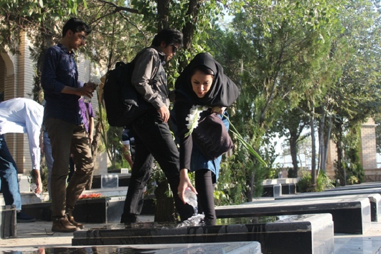 حضور هنرمندان جوان کشور در گلزار شهدای سنندج