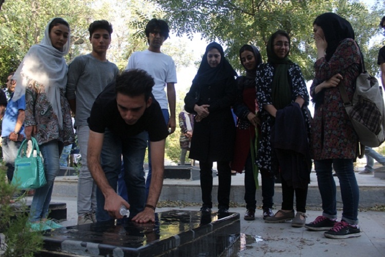 حضور هنرمندان جوان کشور در گلزار شهدای سنندج