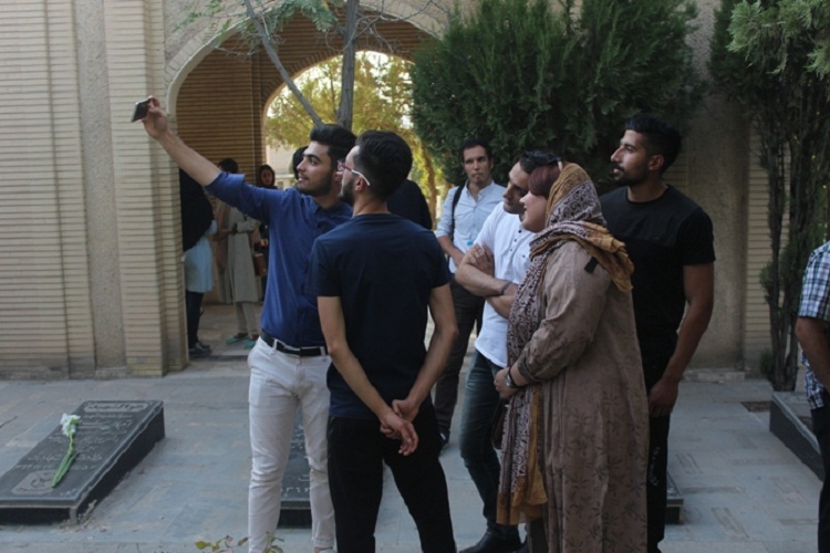 حضور هنرمندان جوان کشور در گلزار شهدای سنندج
