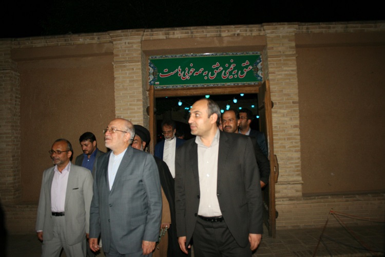 وزیر صنعت از بیت امام راحل در خمین بازدید کرد