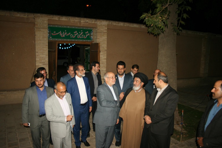 وزیر صنعت از بیت امام راحل در خمین بازدید کرد