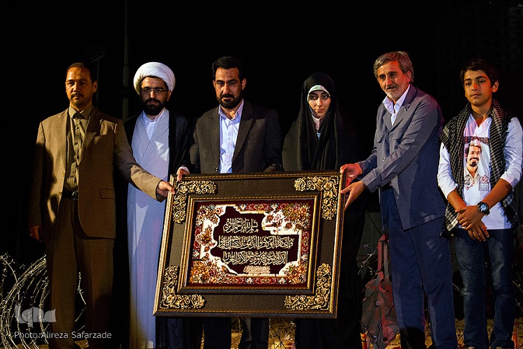 نمایشگاه «دفاع همچنان باقیست» در مشهد آغاز به کار کرد‌ / اعطای نشان «ایستادگی» به خانواده شهدای مدافع حرم