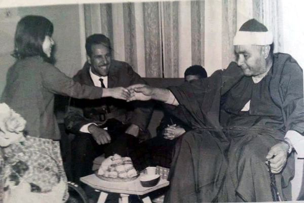 مصطفی اسماعیل در حال مصافحه با فرزند عبدالرحمن توفیق مصطفی اسماعیل در حال مصافحه با فرزند عبدالرحمن توفیق