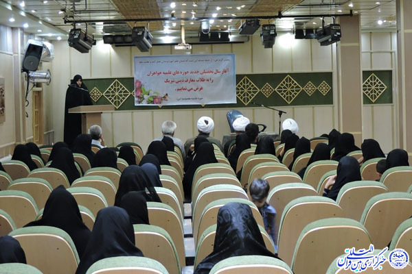 عکس: افتتاحیه حوزه علمیه معصومیه یزد و تجلیل از طلاب