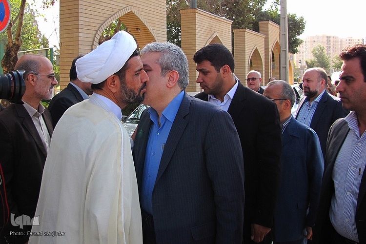 معاون علمی رئیس جمهور به مقام شهدای استان مرکزی ادای احترام کرد معاون علمی رئیس جمهور به مقام شهدای استان مرکزی ادای احترام کرد