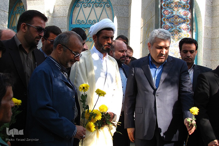 معاون علمی رئیس جمهور به مقام شهدای استان مرکزی ادای احترام کرد معاون علمی رئیس جمهور به مقام شهدای استان مرکزی ادای احترام کرد