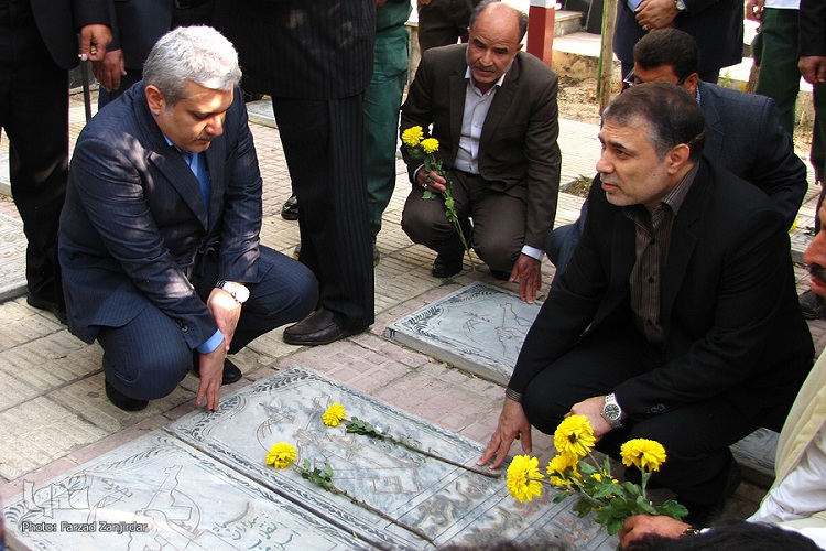 معاون علمی رئیس جمهور به مقام شهدای استان مرکزی ادای احترام کرد معاون علمی رئیس جمهور به مقام شهدای استان مرکزی ادای احترام کرد