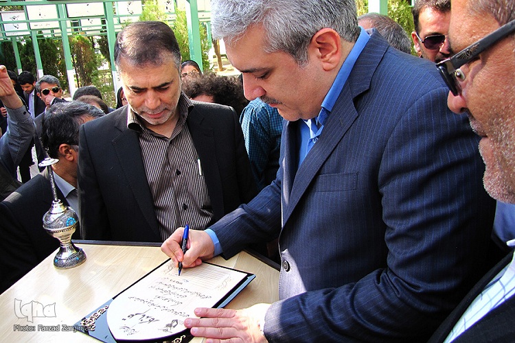 معاون علمی رئیس جمهور به مقام شهدای استان مرکزی ادای احترام کرد معاون علمی رئیس جمهور به مقام شهدای استان مرکزی ادای احترام کرد