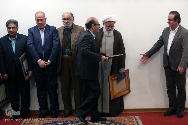 ملک زاده در حال دریافت جایزه هنری غدیر