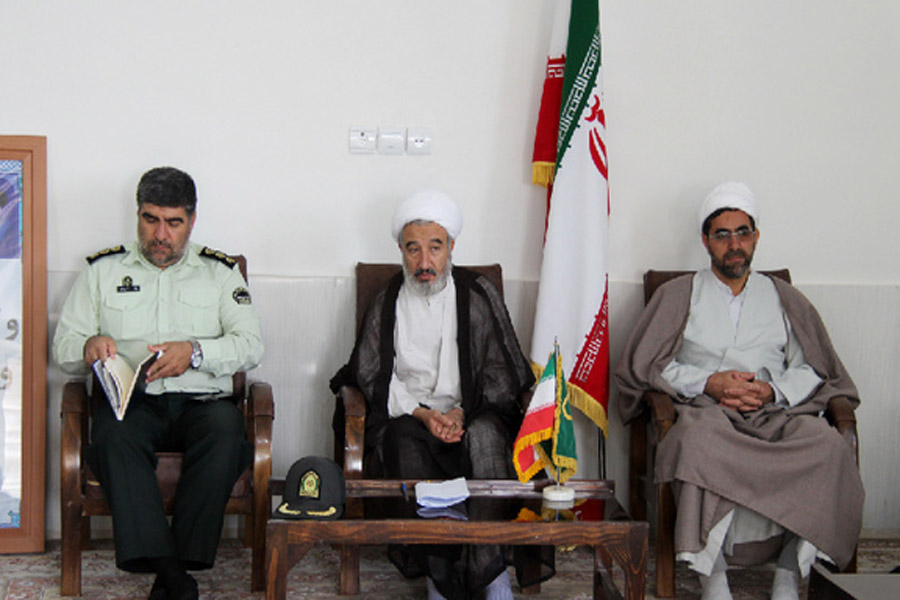 دیدار فرمانده نیروی انتظامی کوهدشت با خانواده شهدا + عکس