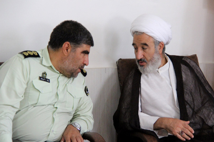 دیدار فرمانده نیروی انتظامی کوهدشت با خانواده شهدا + عکس