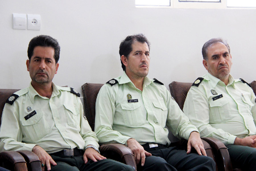 دیدار فرمانده نیروی انتظامی کوهدشت با خانواده شهدا + عکس