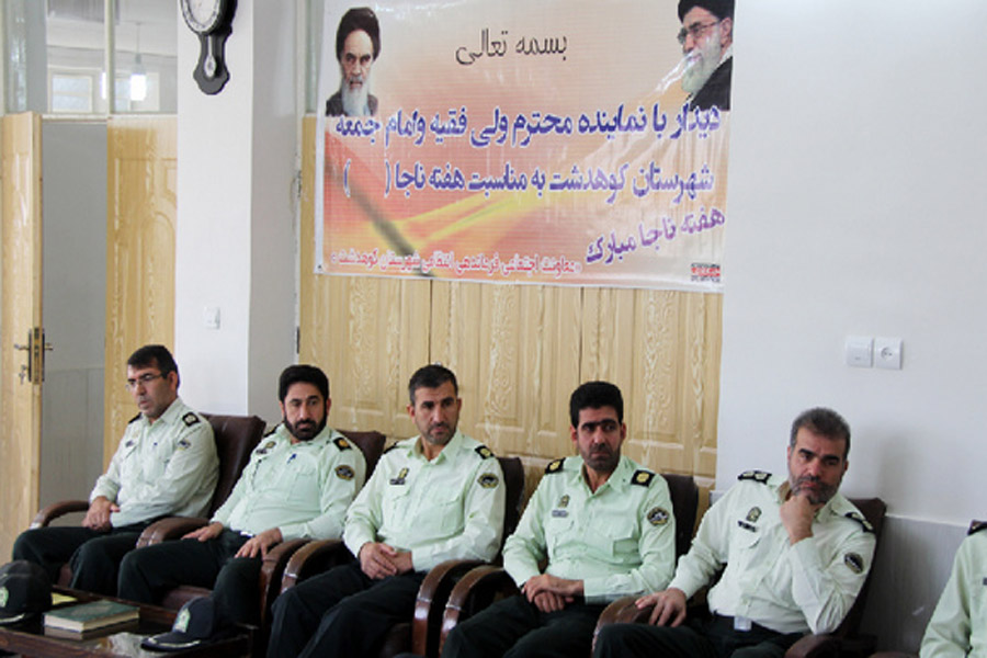 دیدار فرمانده نیروی انتظامی کوهدشت با خانواده شهدا + عکس