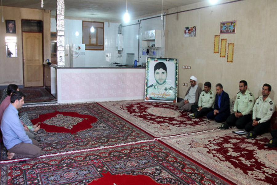 دیدار فرمانده نیروی انتظامی کوهدشت با خانواده شهدا + عکس