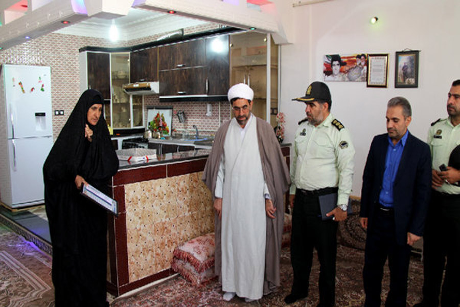 دیدار فرمانده نیروی انتظامی کوهدشت با خانواده شهدا + عکس