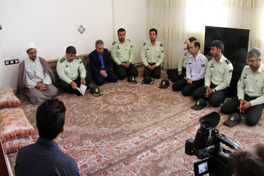 دیدار فرمانده نیروی انتظامی کوهدشت با خانواده شهدا + عکس