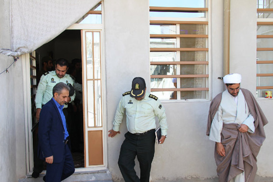 دیدار فرمانده نیروی انتظامی کوهدشت با خانواده شهدا + عکس