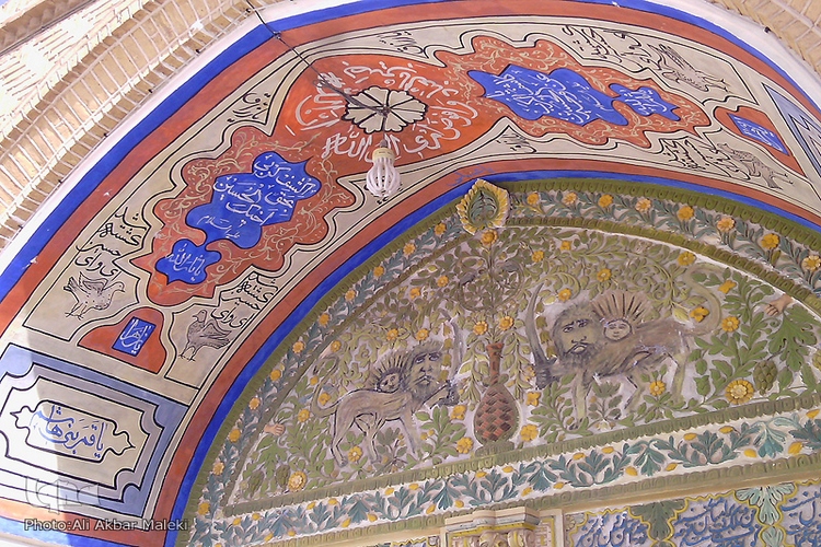 استفاده از آیات قرآن در خیمیه عزاداری 100 ساله سیدالشهدا(ع) + عکس