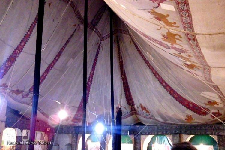 استفاده از آیات قرآن در خیمیه عزاداری 100 ساله سیدالشهدا(ع) + عکس