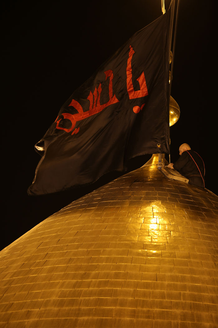 مراسم تعویض پرچم حرم مطهر امام حسین(ع) در کربلا + عکس