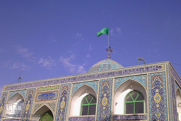 برگزاری همایش لبیک یا حسین(ع) همزمان با نصب پرچم عزا بر فراز گنبد امامزاده شعیب(ع)+عکس