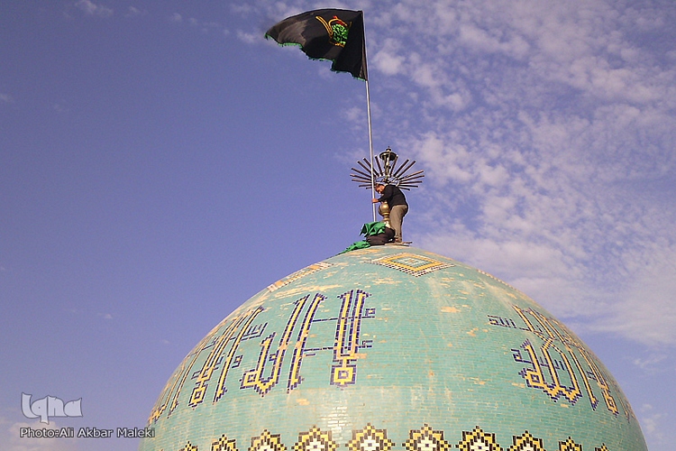 برگزاری همایش لبیک یا حسین(ع) همزمان با نصب پرچم عزا بر فراز گنبد امامزاده شعیب(ع)+عکس
