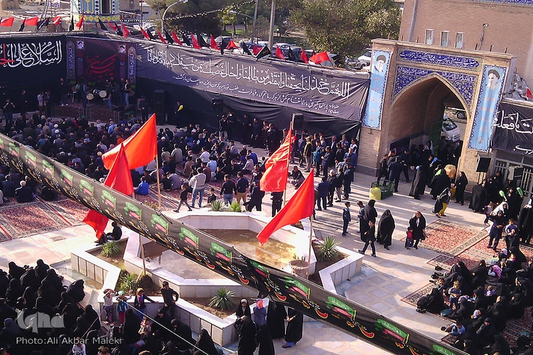 برگزاری همایش لبیک یا حسین(ع) همزمان با نصب پرچم عزا بر فراز گنبد امامزاده شعیب(ع)+عکس