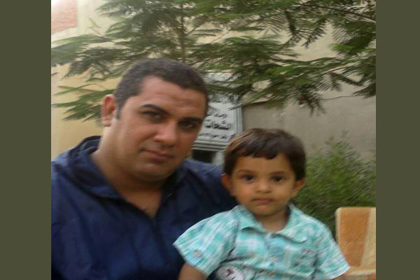 انور شحات در کنار مقبره پدر خود انور شحات در کنار مقبره پدر خود