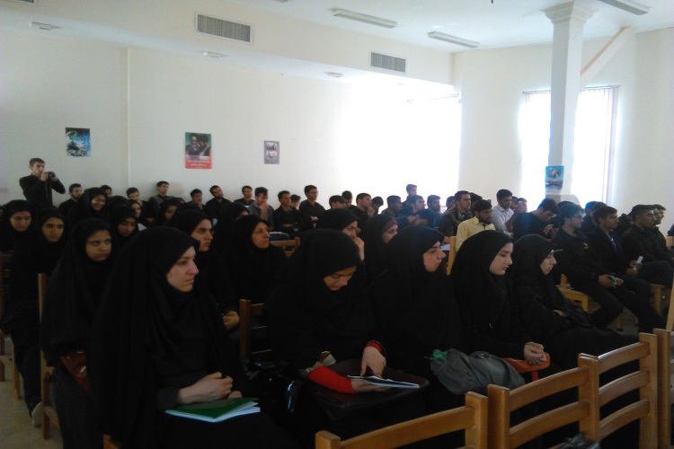 نشست تبیینی نقد و نظر آثار شهید مطهری در دانشکده علوم قرآنی خمین برگزار شد