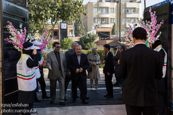 زنگ بازگشایی مدارس در هنرستان دخترانه فضیلی با حضور استاندار اصفهان نواخته شد.