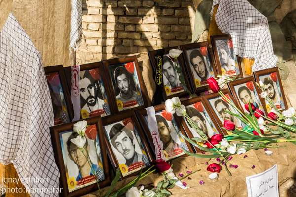 زنگ بازگشایی مدارس در هنرستان دخترانه فضیلی با حضور استاندار اصفهان نواخته شد.
