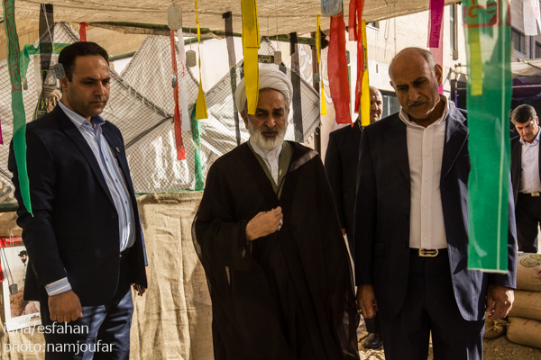 زنگ بازگشایی مدارس در هنرستان دخترانه فضیلی با حضور استاندار اصفهان نواخته شد.